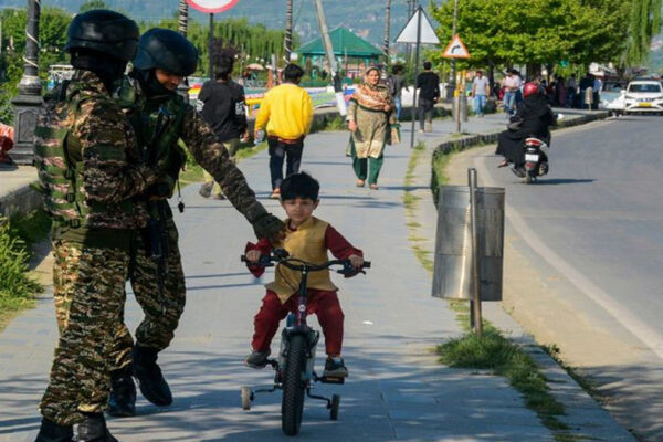 ଆତଙ୍କବାଦୀ ଦ୍ୱାରା ପ୍ରଭାବିତ ପରିବାରକୁ ସହାୟତା କରିବା ପାଇଁ ଅନନ୍ତନାଗ ଏବଂ ବଡଗାମରେ ଜାମ୍ମୁ କାଶ୍ମୀର ପୋଲିସ ହେଲ୍ପଲାଇନ୍ ସ୍ଥାପନ କରିଛି