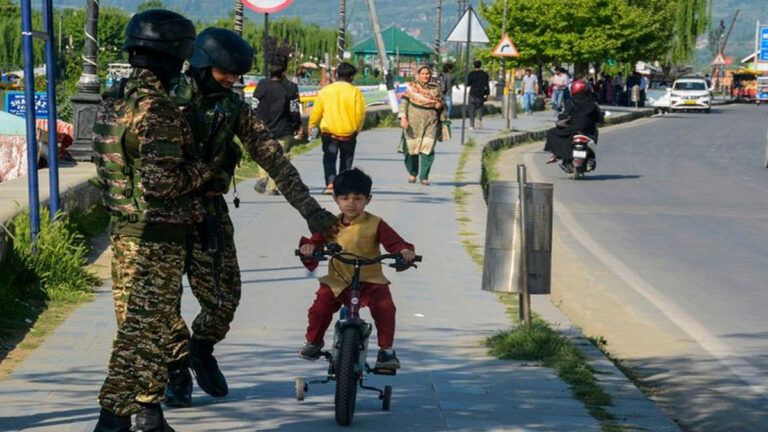 ଆତଙ୍କବାଦୀ ଦ୍ୱାରା ପ୍ରଭାବିତ ପରିବାରକୁ ସହାୟତା କରିବା ପାଇଁ ଅନନ୍ତନାଗ ଏବଂ ବଡଗାମରେ ଜାମ୍ମୁ କାଶ୍ମୀର ପୋଲିସ ହେଲ୍ପଲାଇନ୍ ସ୍ଥାପନ କରିଛି