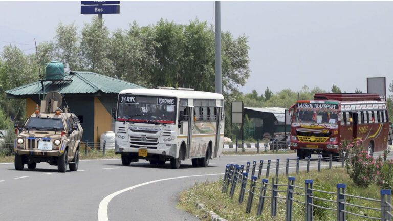 ଅମରନାଥ ଯାତ୍ରା: ରାମବନରେ ବହୁ ଯାନବାହନ ଧକ୍କାରେ ଅତି କମରେ 25 ଜଣ ତୀର୍ଥଯାତ୍ରୀ ଆହତ